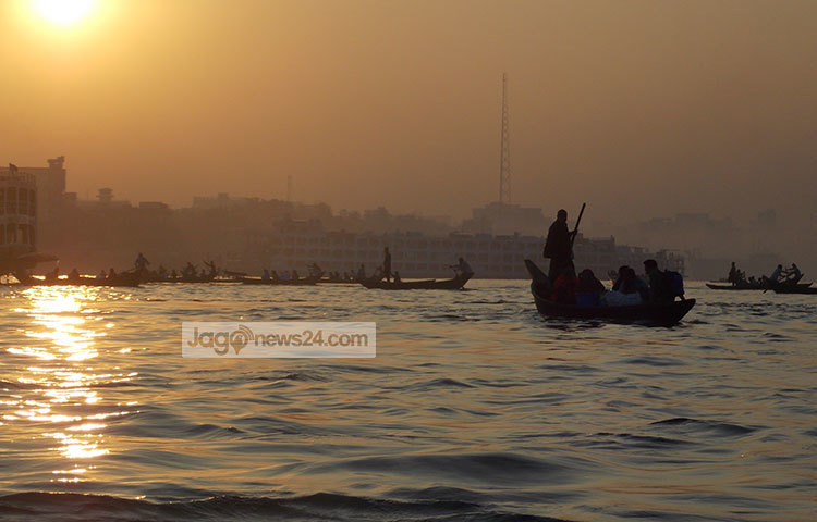 ভোরের সূর্যের আলো আর শীতের কুয়াশার মাখামাখি কালো জলের বুড়িগঙ্গার বুকে। ছবি : রবিউল ইসলাম পলাশ
