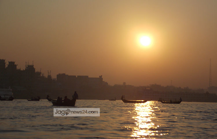 ভোরের এই সূর্য জানান দিচ্ছে হাজারো কাজের ব্যস্ত সদরঘাট আবারও জেগে উঠবে। ছবি : রবিউল ইসলাম পলাশ