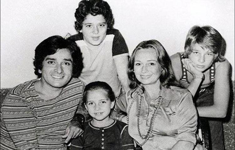 ছবিতে শশী কাপুর, জেনিফার, কুণাল কাপুর, কর্ণ কাপুর ও সঞ্জনা কাপুর। এছবি এখন কেবলই স্মৃতি।