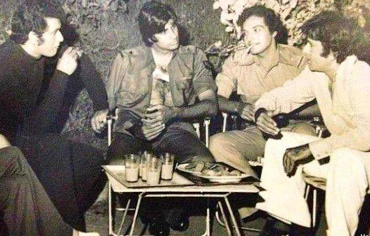 মনোজ কুমার, অমিতাভ বচ্চন ও বিনোদ খন্নার সঙ্গে শশী কাপুর।