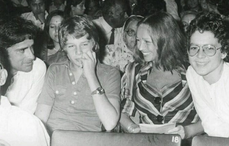 দুই পুত্র কর্ণ ও কুণালের সঙ্গে শশী ও জেনিফার।