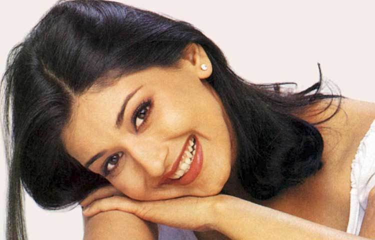 সোনালী বেন্দ্রে : একাধিক সফল বলিউড ছবিতে তার অভিনয় নজর কাড়ে দর্শক থেকে পরিচালক সকলের। কিন্তু পরিবার ও সন্তানকে আরও সময় দেওয়ার জন্য ২০০৪ সালের পর বড় পর্দার আড়ালে চলে যান তিনি।