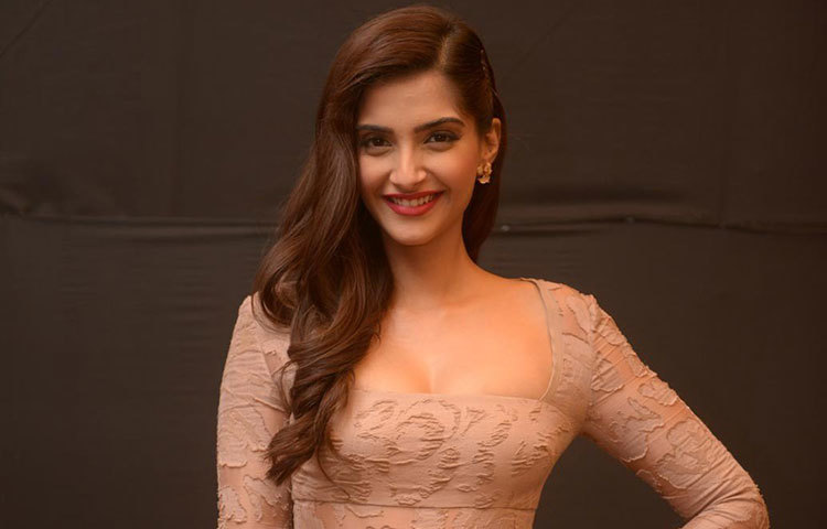 সোনম কাপুর : ডায়াবেটিসে আক্রান্ত সোনমকে নিয়মিত ইনসুলিন নিতে হয়। কিন্তু রোগকে বুড়ো আঙুল দেখিয়ে দিব্যি বলিউড কাঁপাচ্ছেন এই নায়িকা।