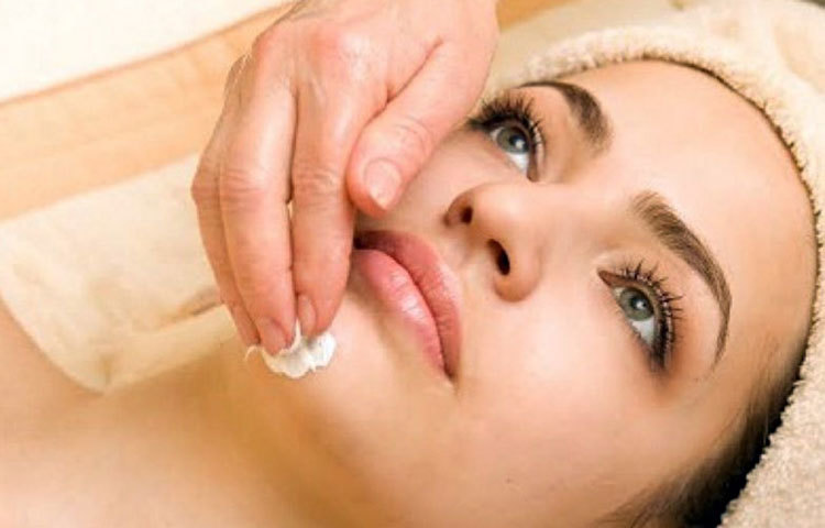 শীতকালে বাজারের সাধারণ স্ক্র্যাব ব্যবহার করবেন না, এর পরিবর্তে দই এবং চিনি দিয়ে তৈরি করা স্ক্র্যাব ব্যবহার করুন। এ স্ক্র্যাব ব্যবহার করলে ত্বক নরম এবং আকর্ষণীয় থাকবে।