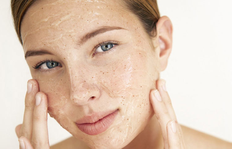 শীতের সময় খুব বেশি স্ক্র্যাব করবেন না। তৈলাক্ত কিছু দিয়ে মুখ পরিষ্কার করার চেষ্টা করুন।