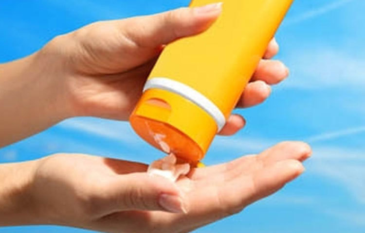 শীতের সময়ও যাতে রোদ না লাগে, সেদিকে খেয়াল রাখুন। তার জন্য ক্রিম বেসড সানস্ক্রিন ব্যবহার করুন।