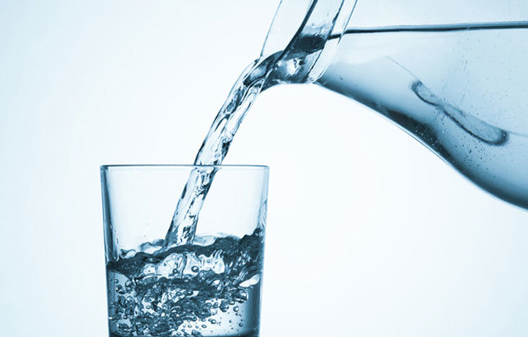 শীতকালে ঠান্ডার কারণে অনেকেই পানি কম পান করেন। শীতের সময়ও সবার পরিমাণমত পানি পান করা উচিৎ। শুষ্ক মৌসুমে ত্বক ভালো রাখতে প্রতিদিন ৮-১০ গ্লাস করে পানি পান করুন।