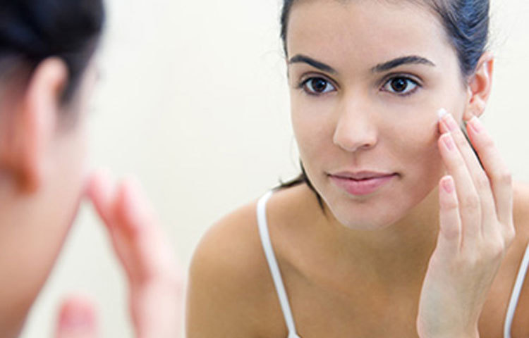 শীতের মৌসুম শুরু হতেই উন্নতমানের ময়েশ্চারাইজার ব্যবহার করুন। এতে ত্বক ভালো থাকবে।