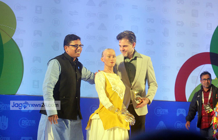 বঙ্গবন্ধু আন্তর্জাতিক সম্মেলন কেন্দ্র সোফিয়ার সঙ্গে তার নির্মাতা ডেভিড হ্যানসন এবং তথ্য ও যোগাযোগপ্রযুক্তি প্রতিমন্ত্রী জুনাইদ আহমেদ। ছবি : বিপ্লব দিক্ষৎ