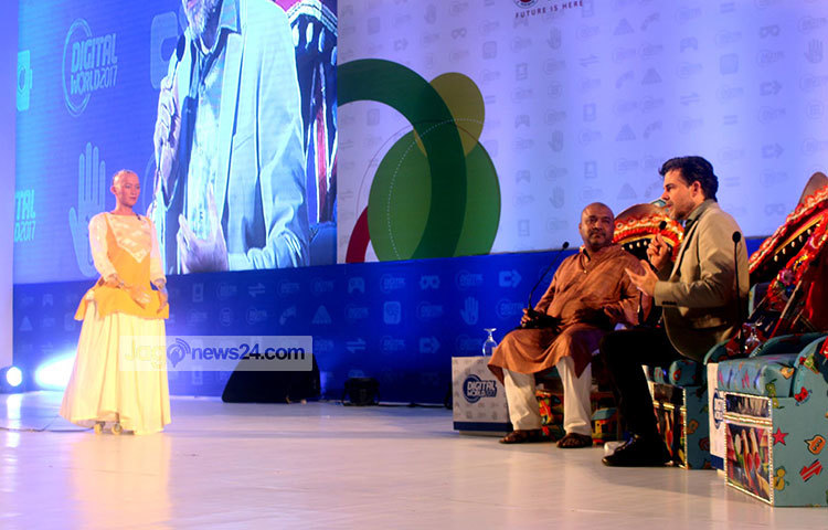 সোফিয়ার সামনে বক্তব্য রাখছেন সোফিয়ার নির্মাতা ডেভিড হ্যানসন। ছবি : বিপ্লব দিক্ষৎ