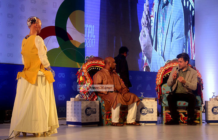 গ্রের ব্যবস্থাপনা পরিচালক গাউসুল আলম শাওন ও সোফিয়ার সঙ্গে তার নির্মাতা ডেভিড হ্যানসন সোফিয়াকে নিয়ে কথা বলছেন। ছবি : বিপ্লব দিক্ষৎ