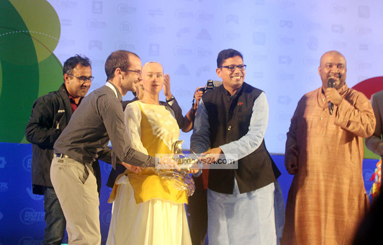 যন্ত্রমানবী সোফিয়াকে প্রশ্ন করলে সে সব প্রশ্নেরই সাবলীল ভাষায় জবাব দেয়। ‘ডিজিটাল ওয়ার্ল্ড ২০১৭’ মেলায় অংশ নিতে ঢাকায় বিশ্বখ্যাত যন্ত্রমানবী সোফিয়া। ছবি : বিপ্লব দিক্ষৎ