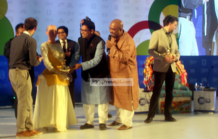 সোফিয়াকে শুভেচ্ছা উপহার দিচ্ছেন তথ্য ও যোগাযোগপ্রযুক্তি প্রতিমন্ত্রী জুনাইদ আহমেদ। ছবি : বিপ্লব দিক্ষৎ