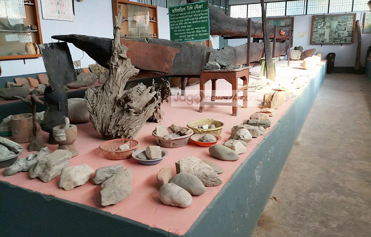 পঞ্চগড় সরকারি মহিলা কলেজে ১৯৯৭ সালে প্রতিষ্ঠিত হয় দেশের একমাত্র এ পাথরের জাদুঘর।