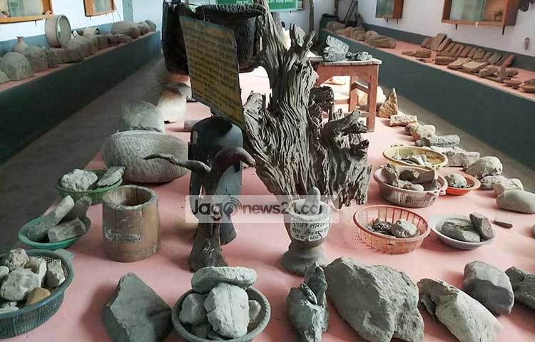 এ জাদুঘরে রয়েছে নতুন এবং পুরোনো পাথরের রকমারি সমাহার। তবে নামকরণ এবং পরিচয়ে পাথরের এ জাদুঘর ‘রকস্ মিউজিয়াম’ নামেই পরিচিত।