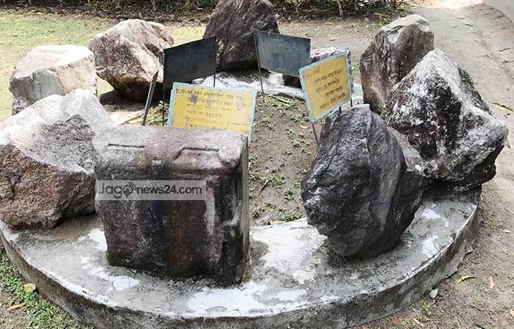 প্রত্যেকটি পাথরের পাশে লেখা রয়েছে কোথা থেকে আনা হয়েছে এবং কারা সংগ্রহ করেছেন এ মূল্যবান প্রত্নসম্পদ।