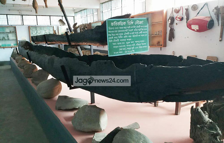 প্রায় হাজার বছরের পুরোনো ২৫ ফুট দৈর্ঘ্য ডিঙ্গি নৌকাটি ১০৯৯ সালে সদর উপজেলার অমরখানা ইউনিয়নের চাওয়াই নদীর মাহানতের ঘাটের ৮ ফুট নিচ থেকে উদ্ধার করা হয়।