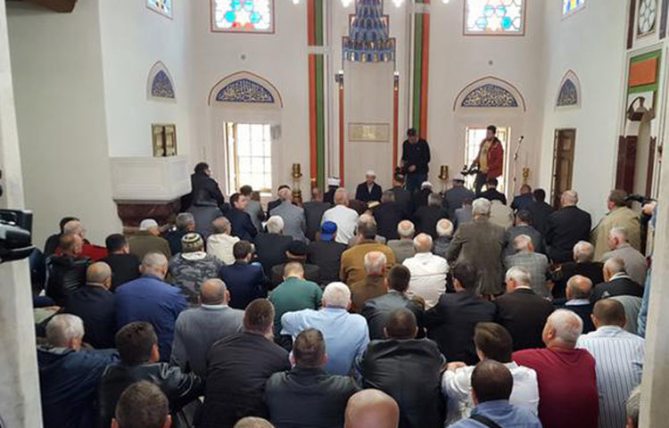 মনকে শান্ত করার বিশেষ জায়গা : কিছুক্ষণের নীরবতা মাঝে মাঝে শরীর ও মনকে এতটাই শান্ত করতে পারে যে মানসিক চাপ বা স্ট্রেসের বিরুদ্ধে তা ঠিক যেন ওষুধের মতো কাজ করে।