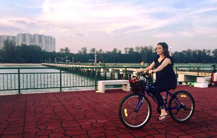 সিঙ্গাপুরে সাইকেল চালাচ্ছেন সুজানা। বোঝা যাচ্ছে বেশ ফুরফুরে মেজাজে আছেন তিনি।