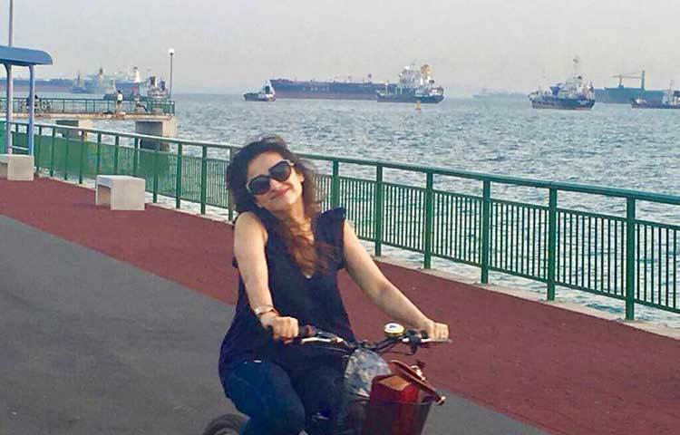 সাইকেলে বসে ছবি তোলার পোজ দিচ্ছেন সুজানা।