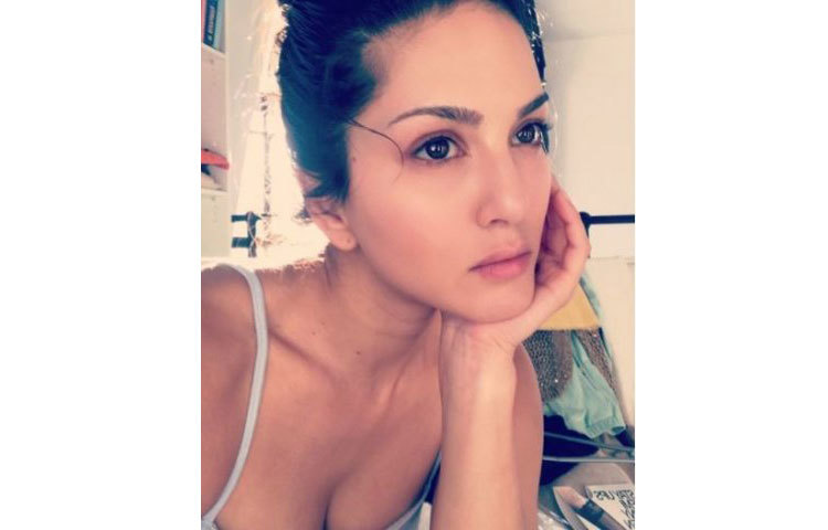 এই ছবিতে দেখা যাচ্ছে একেবারে সাদামাটা সানি লিওন। সাদামাটা হলেও ১১ মিলিয়নের বেশি ফলোয়ার থাকা সানির আলাদা করে পরিচিতির প্রয়োজন নেই।