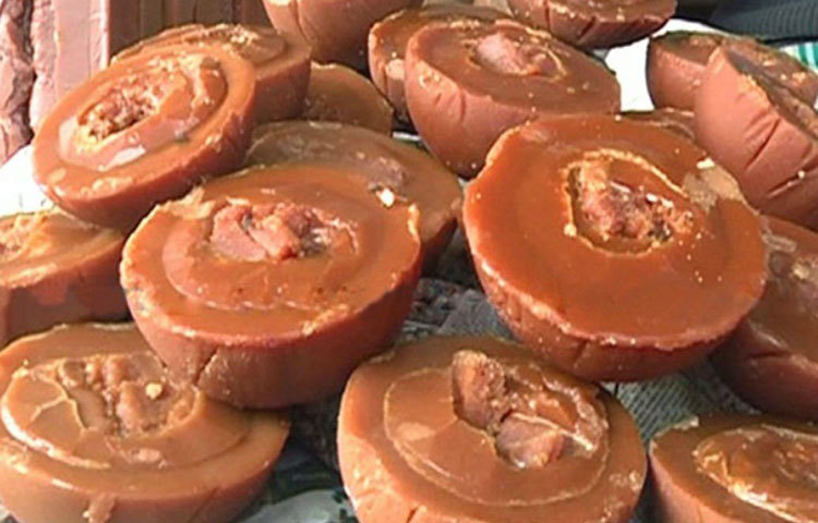 কেনার সময় একটু গুড় ভেঙে নিয়ে খেয়ে দেখবেন। যদি একটু নোনতা লাগে তবে বুঝতে হবে এতে কিছু ভেজাল মেশানো রয়েছে।