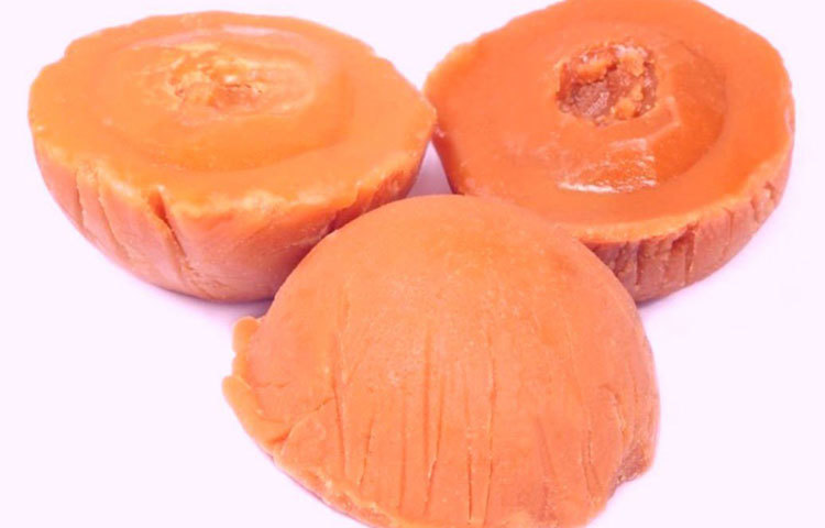 যদি গুড় খেয়ে দেখেন নোনতা লাগে তবে বুঝবেন গুড় নতুন নয়। গুড় যত পুরনো তাতে নুনের মাত্রা তত বেশি।