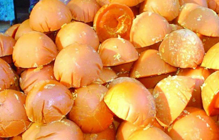 গুড় কেনার সময় গুড়ের ধারটা দুই আঙুল দিয়ে চেপে দেখবেন। যদি নরম হয়, তবে বুঝবেন গুড় ভীষণ ভাল।