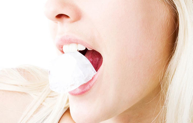 ঠান্ডা বরফ পুড়ে যাওয়া জিহ্বায় দুই মিনিট ধরে রাখুন।