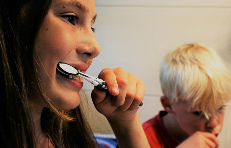 জিহ্বা পুড়ে গেলে বেশ কয়েকদিন জিহ্বায় ক্ষত থাকে। তাই এই সময়ে সাবধানে দাঁত মাজুন।