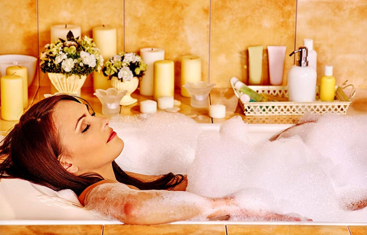 চা পাতা অ্যান্টি-অক্সিডেন্ট হিসেবে কাজ করে। তাই গোসলের আগে বাথটাবের পানিতে টি ব্যাগ ডুবিয়ে রাখুন। তাহলে আপানার ত্বক আরও ঝরঝরে হবে।