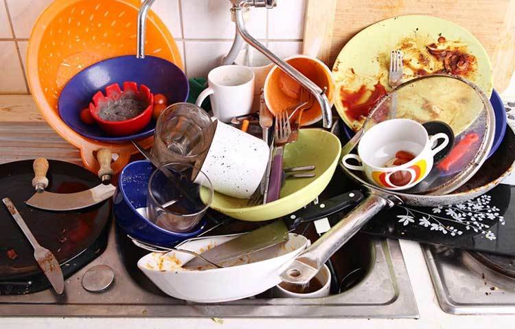 ব্যবহৃত টি ব্যাগ গরম পানিতে ভিজিয়ে রাখুন। এই পানি দিয়েই তৈলাক্ত বাসন ধুয়ে নিন। শুধু যে তেলচিটচিটে ভাব চলে যায় তাই নয়, বাসন ব্যাক্টেরিয়া মুক্তও হয়।