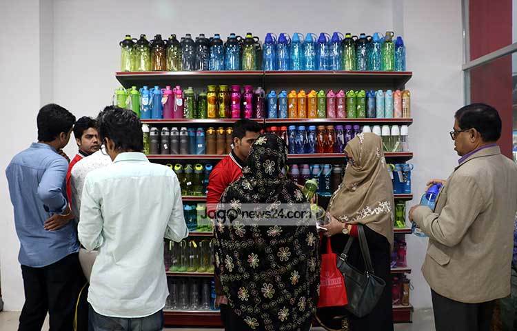 আরএলএলের স্টলে ক্রেতাদের ভিড়। ছবি : মাহবুব আলম