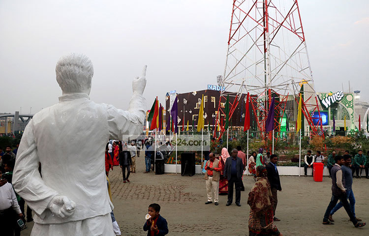 বিভিন্নভাবে এবারের মেলা সাজানোয় নতুনত্ব আনা হয়েছে। মেলার মাঠে জাতির পিতা বঙ্গবন্ধু শেখ মুজিবুর রহমানের ৭ মার্চের ভাষণের প্রতিকৃতি। ছবি : মাহবুব আলম