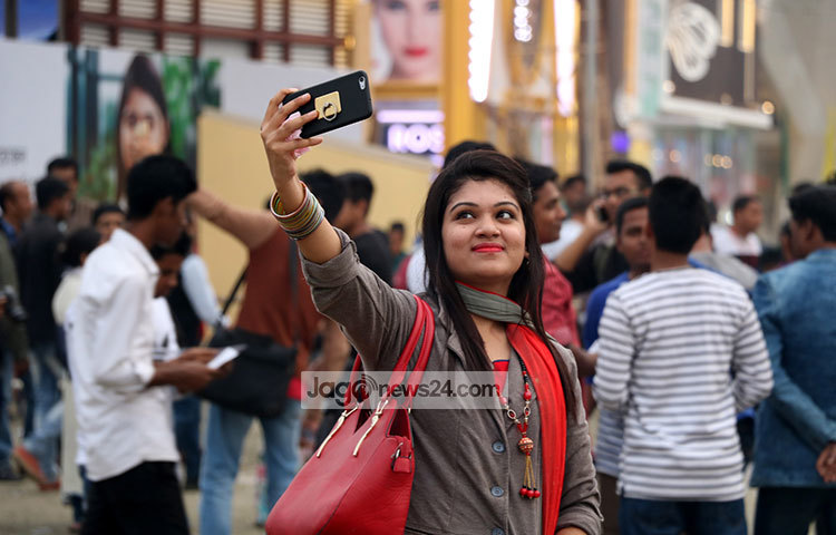 বাণিজ্য মেলায় এসেছেন অথচ একটা সেলফি হবে না, তা কী হয়! ছবি : মাহবুব আলম