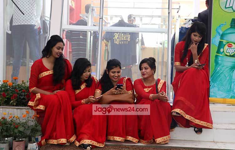 মেলায় অংশ নেয়া একটি স্টলের বিক্রয়কর্মীরা ফটো সেশনে অংশ নিয়েছে। ছবি : মাহবুব আলম