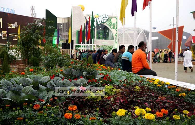 বাণিজ্য মেলার মাঠে পুষ্প উদ্যান। এটি মেলার অন্যতম দর্শনীয় স্থান। ছবি : মাহবুব আলম