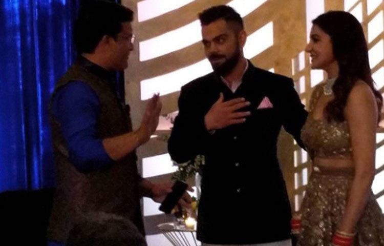 রিসিপশনের আসরে বিরাটের সঙ্গে কথা বলছেন ভারতের সাবেক ক্রিকেট অধিনায়ক সৌরভ গঙ্গুলী।