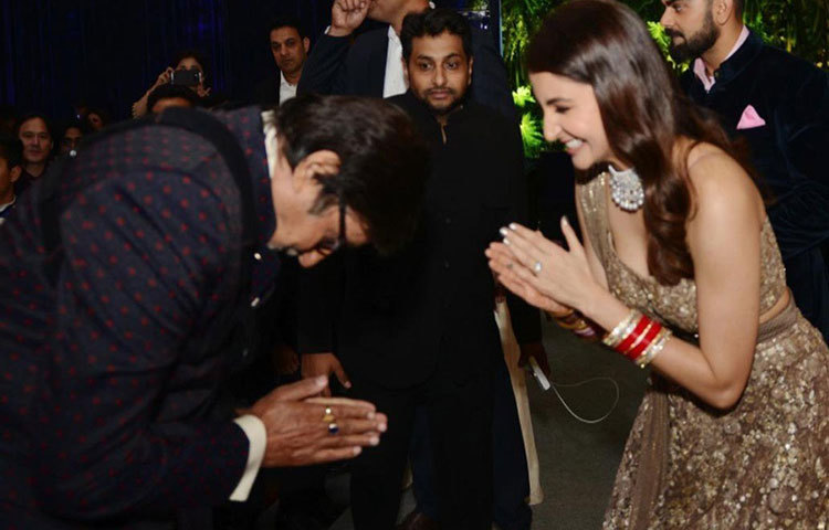 অনুষ্ঠানস্থলে ঢুকেই নবদম্পতিকে শুভেচ্ছা জানান অমিতাভ। চেনা ঢঙে হাত জোর করে প্রণামও করেন অনুশকাকে।