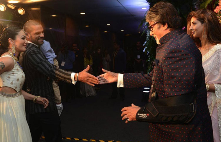 পার্টিতে গিয়েছিলেন বলিউড এবং খেলার জগতের বিশিষ্ট অনেকে। তারাও অমিতাভকে কাছে পেয়ে উচ্ছ্বাস ধরে রাখতে পারেননি।