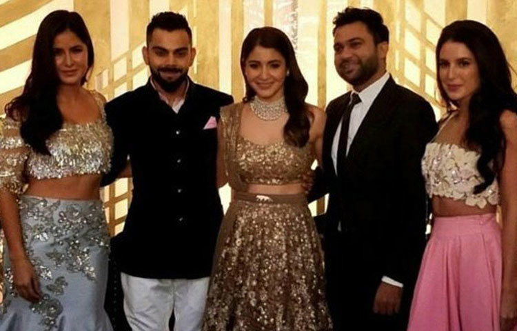 সহকর্মী ও বন্ধু অনুশকার রিসিপশনে হাজির ছিলেন ক্যাটরিনাও। সঙ্গে গিয়েছিলেন তার বোনও। ‘টাইগার জিন্দা হ্যায়’ পরিচালক আলি আব্বাস জাফরকে নিয়েই বিরাট-আনুশকাকে শুভেচ্ছা জানালেন তারা।