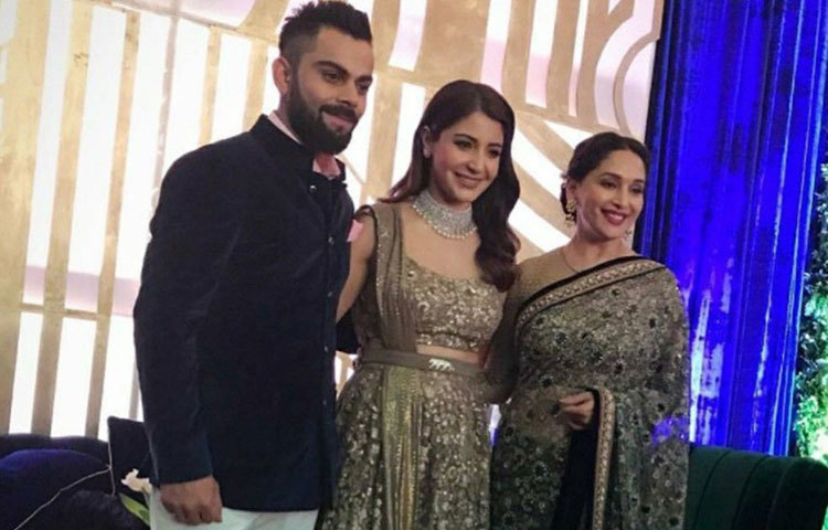 অনুশকার পাশে দাঁড়ানো বলিউডের ‘ধক ধক গার্ল’ মাধুরীই তার সবচেয়ে প্রিয়। অভিনেত্রীকে কাছে পেয়ে আপ্লুত বিরাট-আনুশকা।