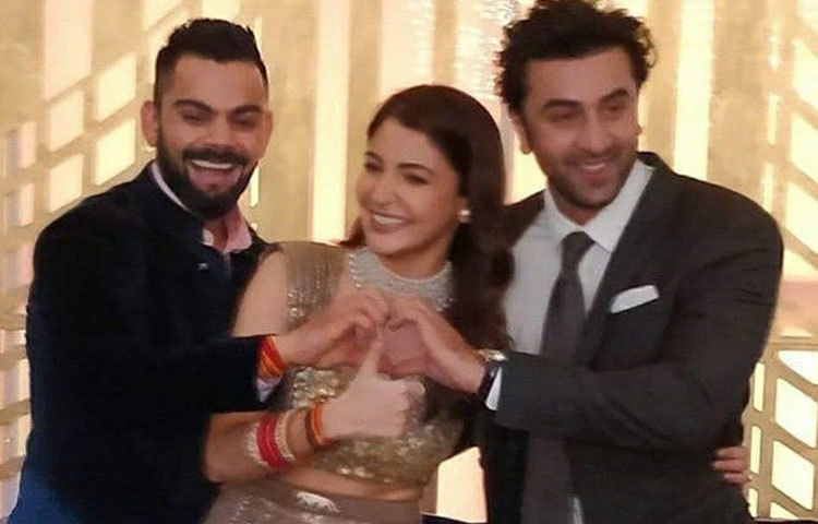 খুনসুটিতে মেতেছেন তারকারা।