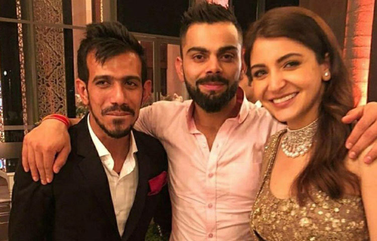 মঙ্গলবার মুম্বাইয়ের সেন্ট রেজিস হোটেলে বিরাট-আনুষকার রিসিপশনে গিয়েছিয়েন বিরাটের সতীর্থরাও।