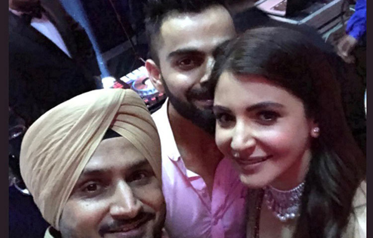 সেলফি তোলার সময়। নবদম্পতির সঙ্গে সেলফি তুলে পোস্ট করেছেন হরভজন সিং।