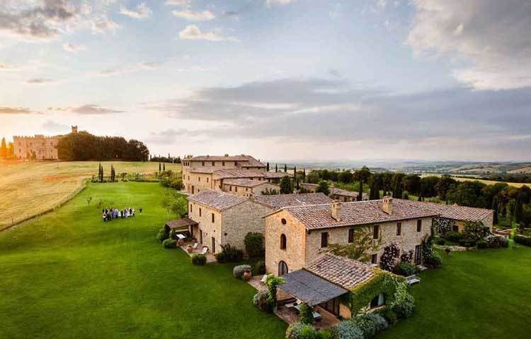 মধ্য তাস্কানির সেইনা প্রদেশে রয়েছে এই বিলাসবহুল ওয়েডিং ডেস্টিনেশন বর্গ ফিনোচ্চিয়েতো। সেইনা শহর থেকে ৩০ কিলোমিটার দূরে পাহাড়ের কোলে অবস্থিত বর্গ ফিনোচ্চিয়েতো।