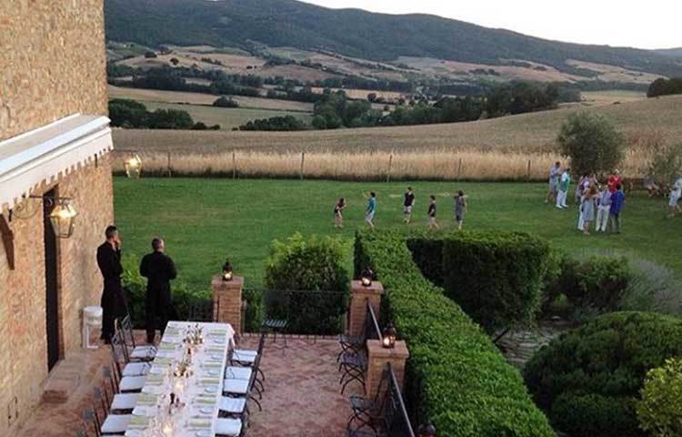 নিরাপত্তা : পিছন থেকে অবশ্য আসল কাজটি করেছেন নিরাপত্তারক্ষীরা। নিñিদ্র নিরাপত্তায় মোড়া ছিল তাস্কানির বুর্গ ফিনোচ্চিয়েতো।