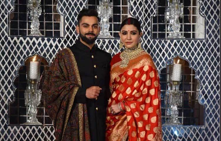 জল্পনার অবসান ঘটিয়ে রাত সাড়ে আটটা নাগাদ হাতে হাত রেখে মিডিয়ার জন্য হেঁটে এলেন নবদম্পতি। বিরাট-অনুশকা কে শুভেচ্ছা জানাতে হাজির অতিথিরা।