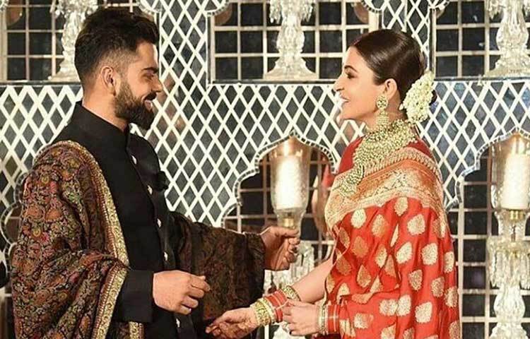 বিরাট পরেছেন সব্যসাচীর ডিজাইন করা সিল্কের ব্ল্যাক বন্ধগলা, যাতে রয়েছে ১৮ ক্যারাটের সোনার বোতাম। সঙ্গে মানানসই সিল্কের ব্রোকেড চুড়িদার। কাঁধে স্টাইল করে রাখা পশমিনা শাল।