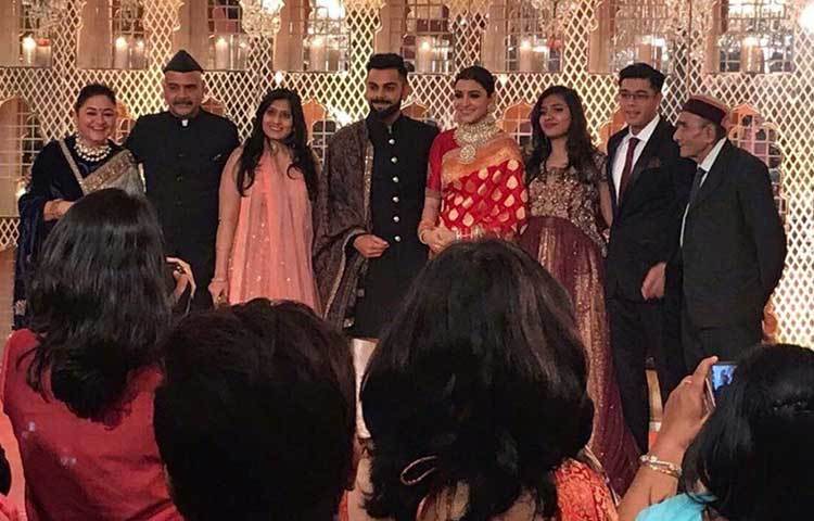 পরিবারের তরফে হাজির তার বাবা অবসরপ্রাপ্ত কর্নেল অজয় শর্মা, মা অসীমা ও ভাই কর্ণেশ। আমন্ত্রিতের তালিকায় কপিল দেব, বীরেন্দ্র সহবাগ, যুবরাজ সিংহ, সুরেশ রায়না ও আশিস নেহরা।